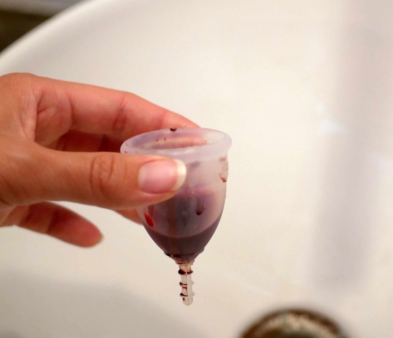 Menstrual_cup_filled_with_mentstrual_blood.jpg